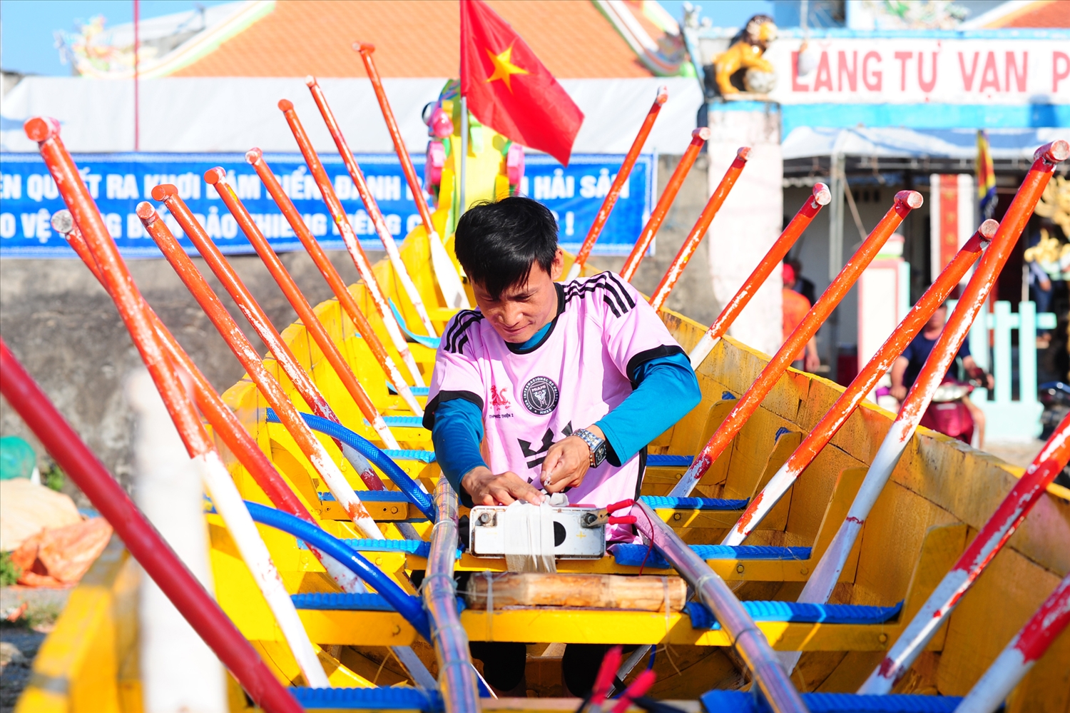 Tay chèo trước khi xuống nước phải chuẩn bị thật chu đáo, an toàn cho cuộc đua