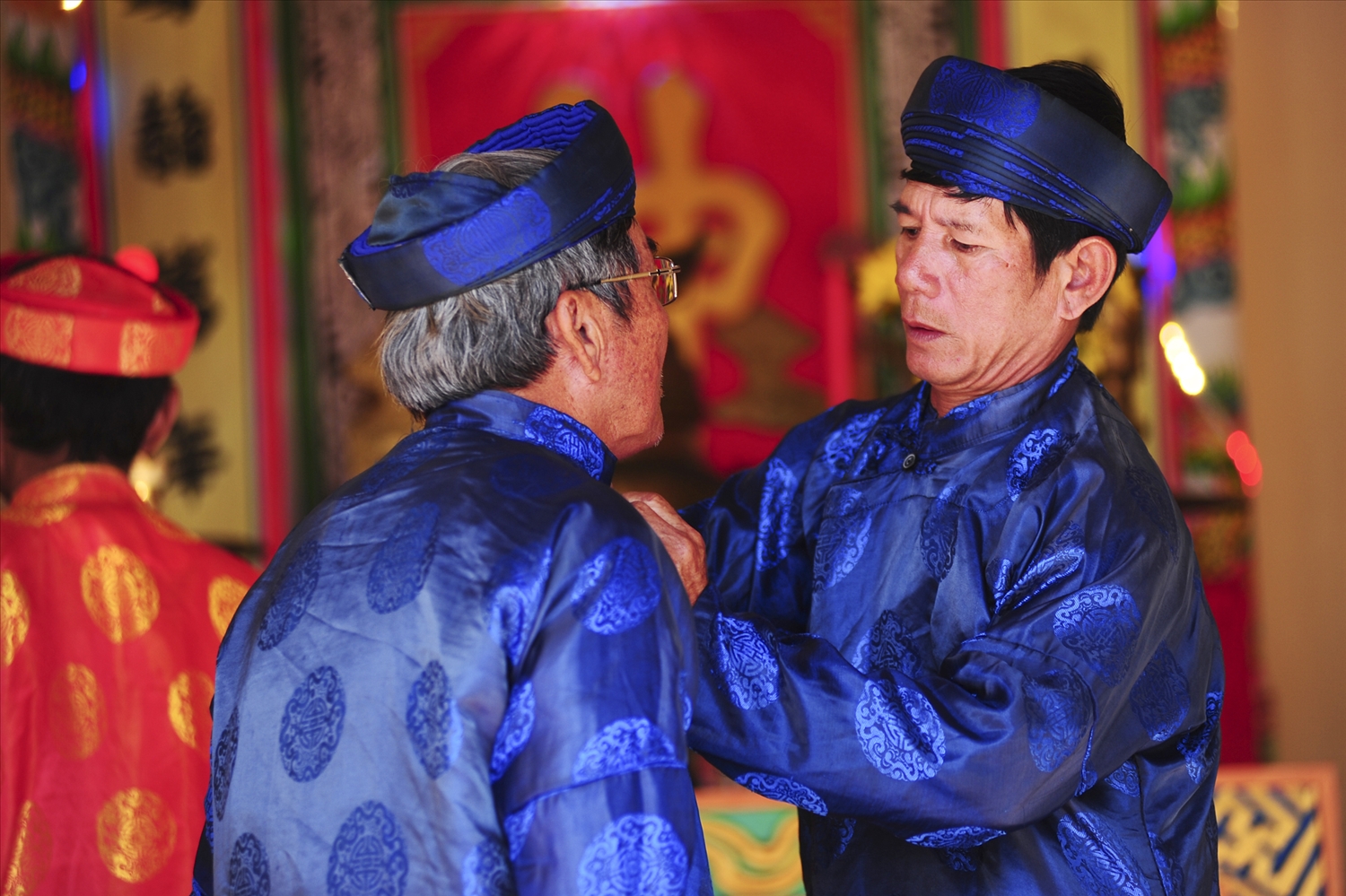 Các cụ bô lão sửa soạn khăn áo chỉnh tề