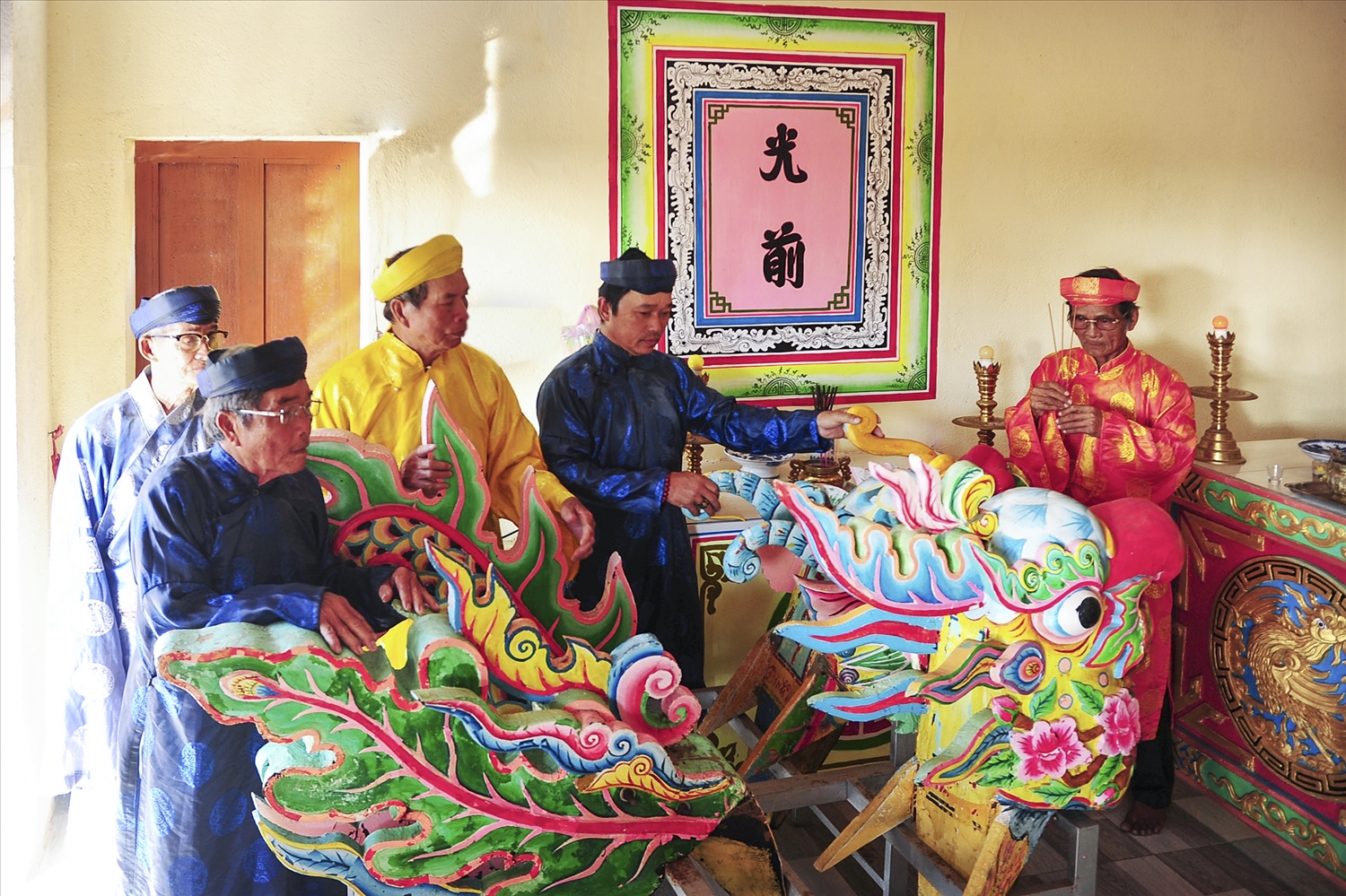 Linh vật gắn ở đầu thuyền được ban tế lễ kính cẩn cầu mong một năm ra khơi bình an, mưa thuận gió hoà, tôm cá đầy khoang, mùa màng tốt tươi.