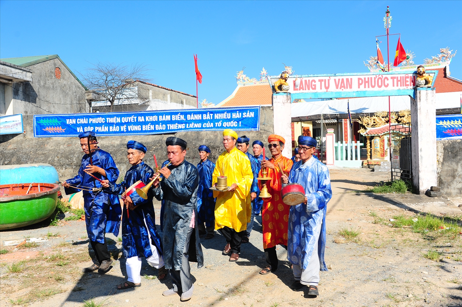 Ông Nguyễn Văn Hương chủ bái rước Lễ tế thần Nam Hải và hội đua thuyền truyền thống.