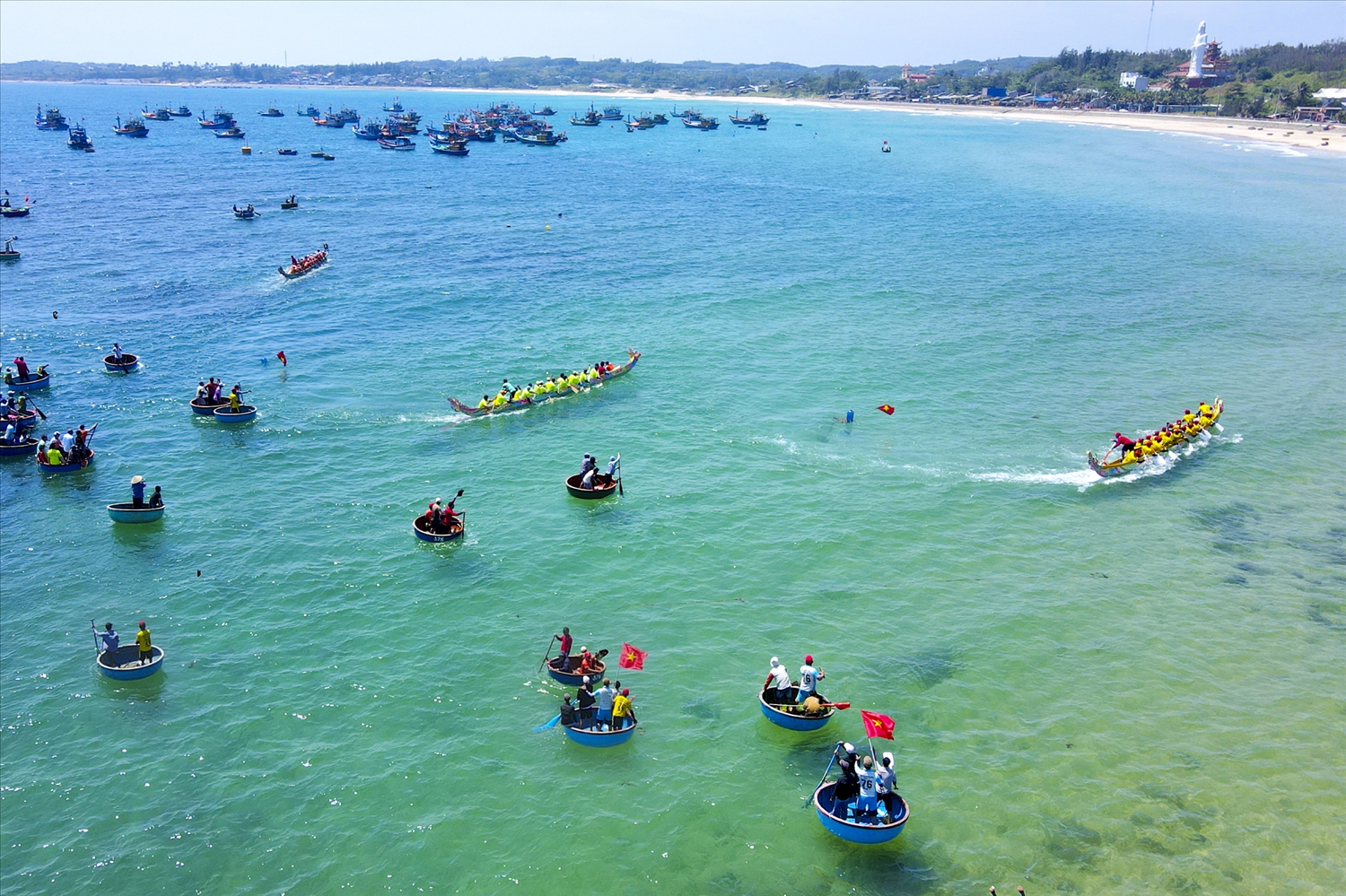 Khung cảnh náo nhiệt, mọi ánh mắt chăm chú dõi theo, hò reo những chiếc thuyền.