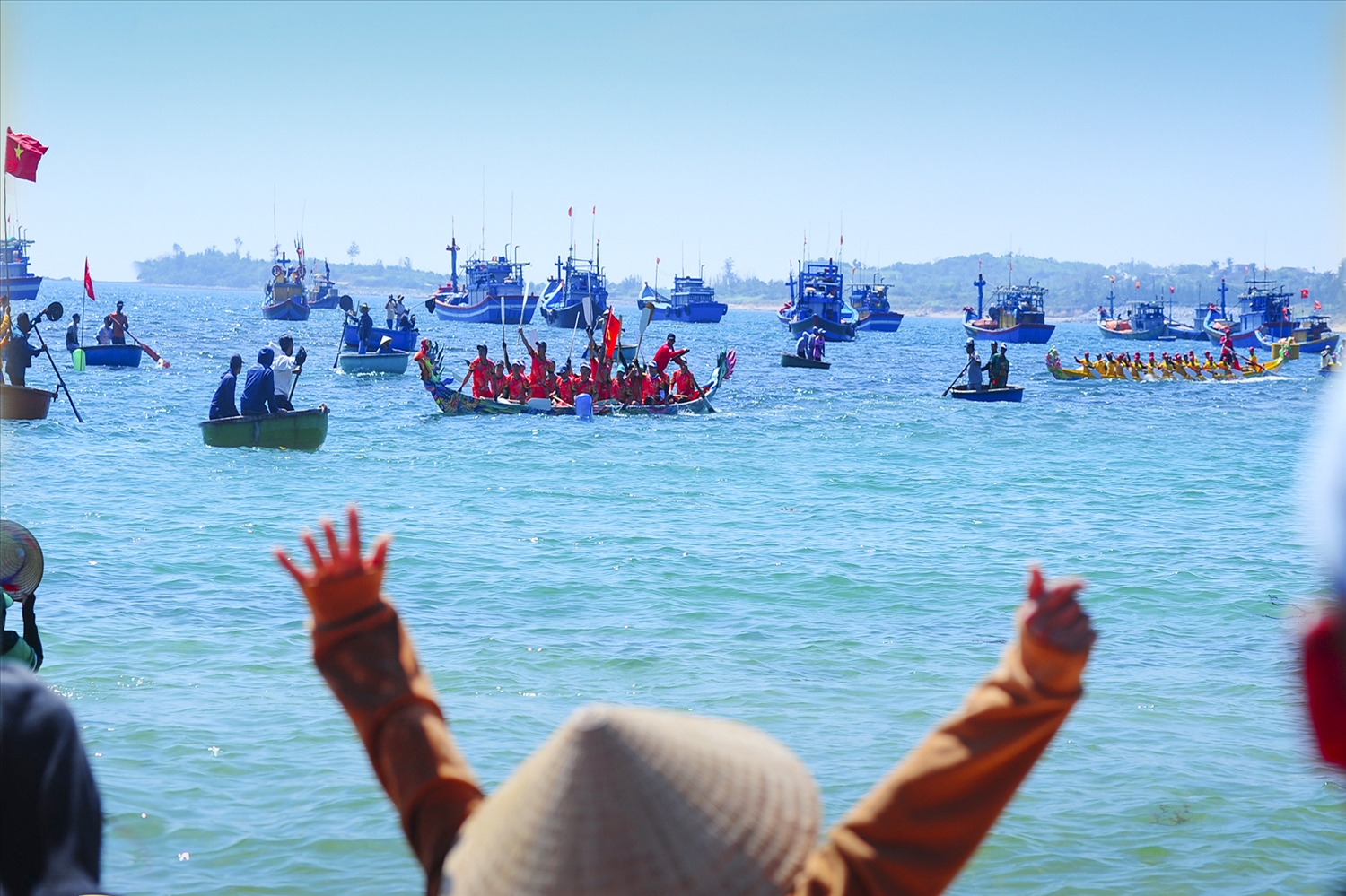 Lễ hội cầu ngư với hát Bả trạo và đua thuyền truyền thống là dịp để cộng đồng gắn kết, cùng nhau gìn giữ và tiếp nối giá trị văn hóa lâu đời, hun đúc thêm tình yêu quê hương, biển đảo và phát triển kinh tế du lịch.