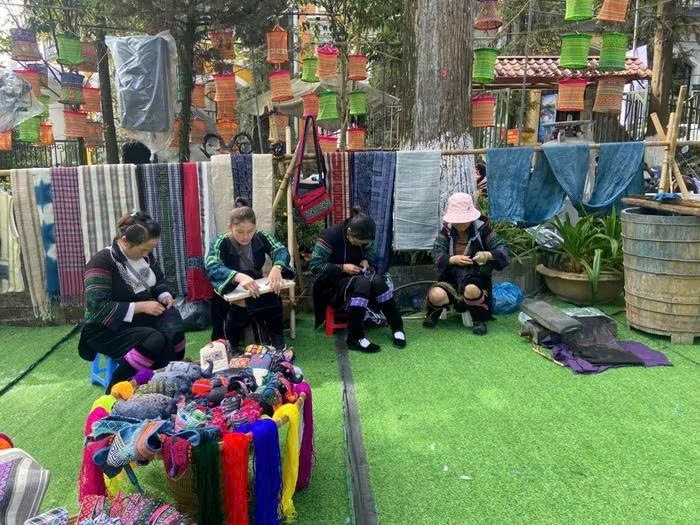 Các giá trị văn hóa truyền thống được phụ nữ dân tộc thiểu số ứng dụng phát triển thành sản phẩm du lịch đặc thù địa phương. Ảnh: TL