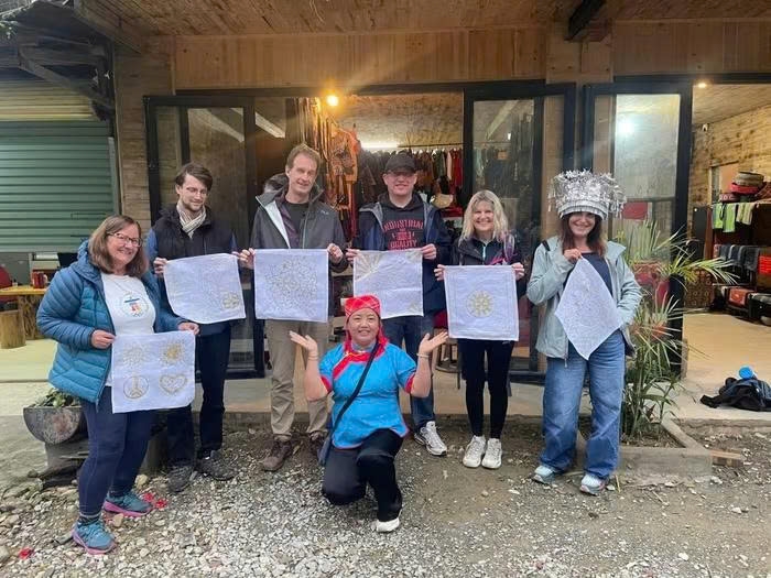 Chị Sùng Thị Lan, Giám đốc HTX Mường Hoa, xã Tả Van, Lào Cai chụp ảnh lưu niệm cùng du khách sau trải nghiệm dệt vải. (Nguồn: Sùng Thị Lan).