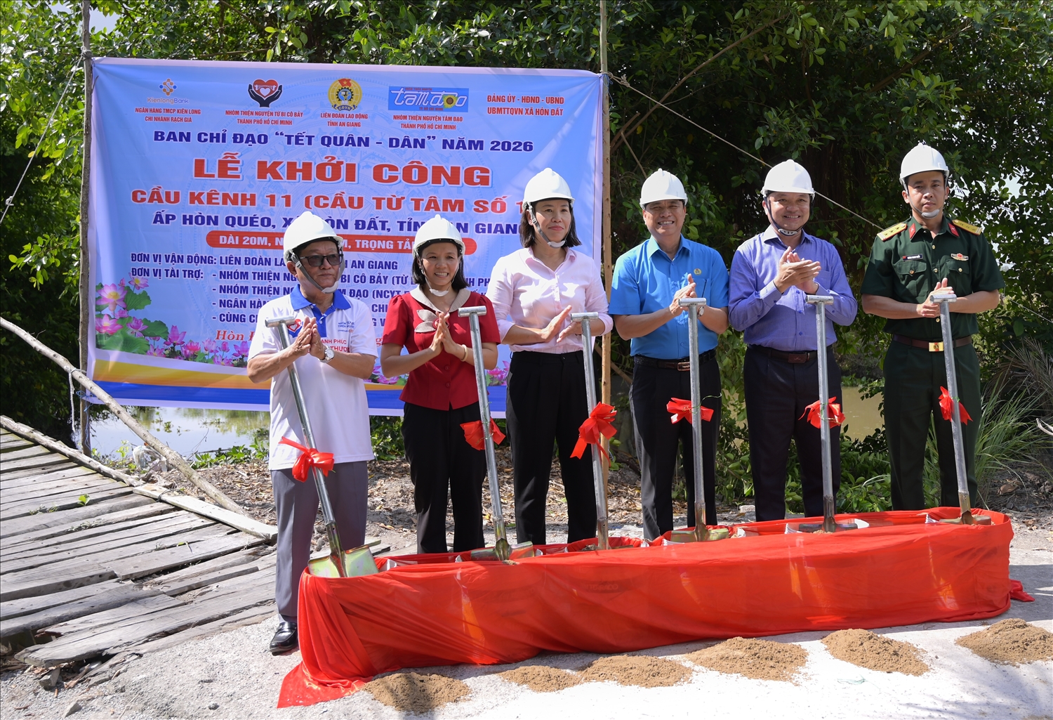 Đại diện Liên đoàn Lao động tỉnh An Giang, Bộ CHQS tỉnh, Ủy ban nhân dân xã Hòn Đất cùng đơn vị thi công thực hành nghi thức khởi công xây dựng cầu kênh 11, ấp Hòn Quéo, xã Hòn Đất