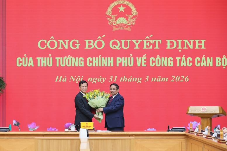 Thủ tướng Phạm Minh Chính tặng hoa chúc mừng Giám đốc Đại học Quốc gia Hà Nội Bùi Thế Duy - Ảnh: VGP/Nhật Bắc