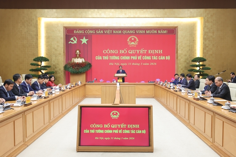 Thủ tướng Phạm Minh Chính chúc mừng đồng chí Bùi Thế Duy được Đảng, Nhà nước tin tưởng giao trọng trách là người đứng đầu Đại học Quốc gia Hà Nội - Ảnh: VGP/Nhật Bắc