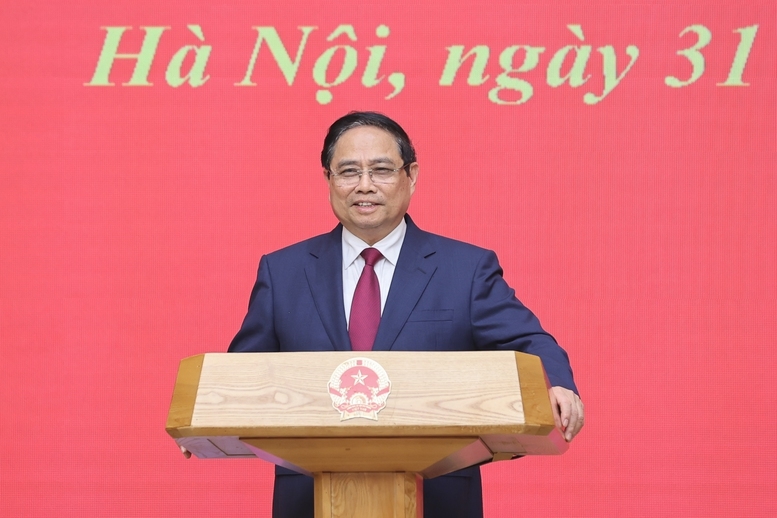 Thủ tướng đề nghị đồng chí Bùi Thế Duy cũng lãnh đạo Đại học Quốc gia Hà Nội phát huy tối đa khả năng của mình, gương mẫu đi đầu, tập trung làm tốt một số nhiệm vụ - Ảnh: VGP/Nhật Bắc