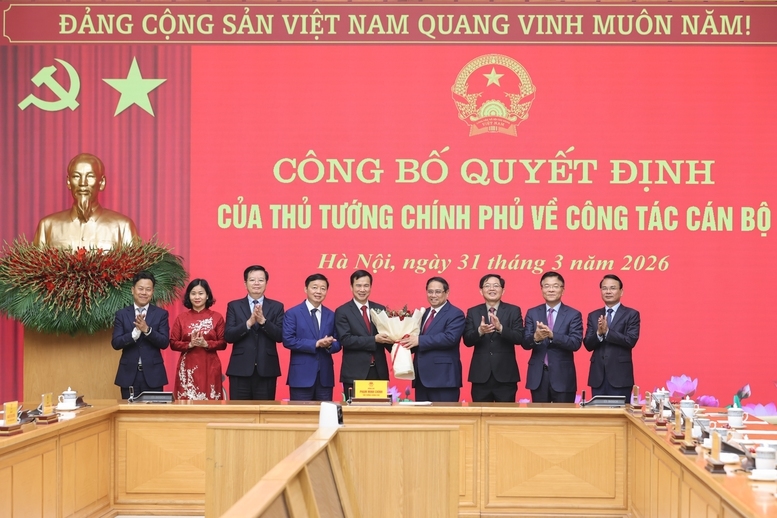 Thủ tướng và các đại biểu chúc mừng đồng chí Bùi Thế Duy - Ảnh: VGP/Nhật Bắc