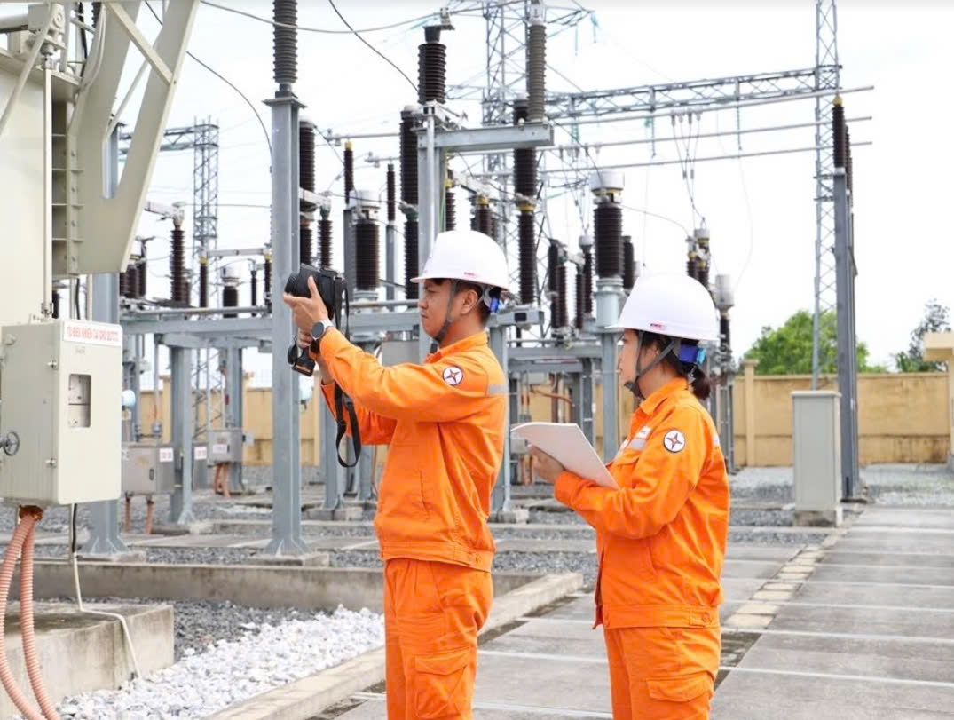 Thủ tướng Chính phủ Phạm Minh Chính ký ban hành Chỉ thị số 10/CT-TTg (Chỉ thị số 10) về việc tăng cường thực thi tiết kiệm điện và phát triển điện mặt trời mái nhà (Ảnh TL)