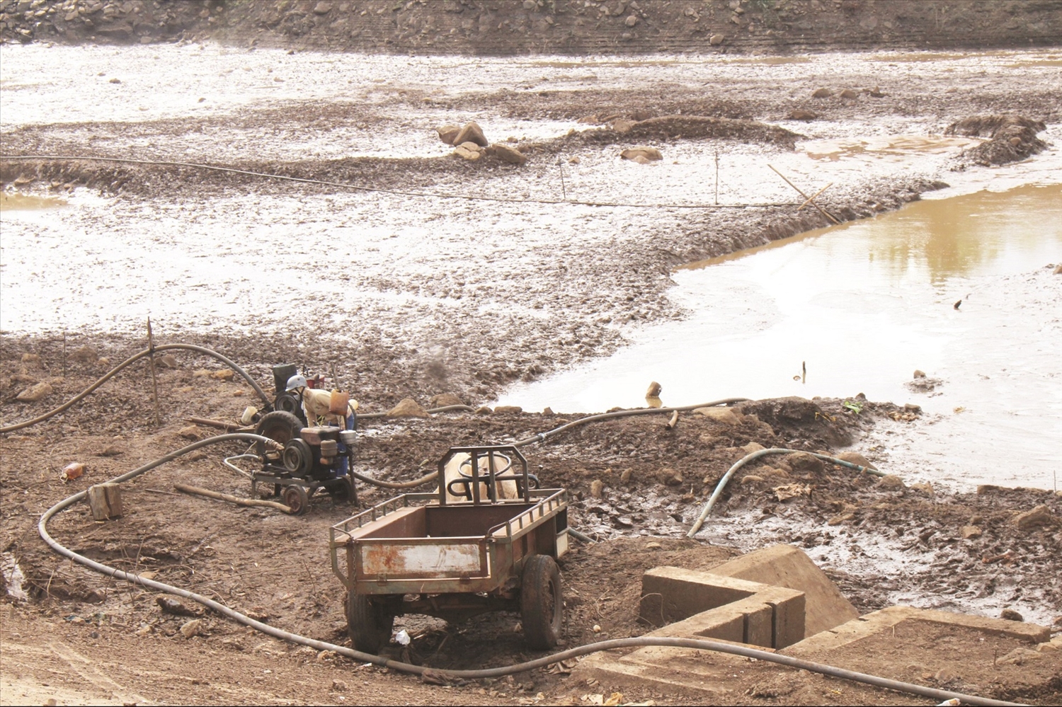 Nhiều hộ dân Tây Nguyên sử dụng máy dầu để tưới cây trồng