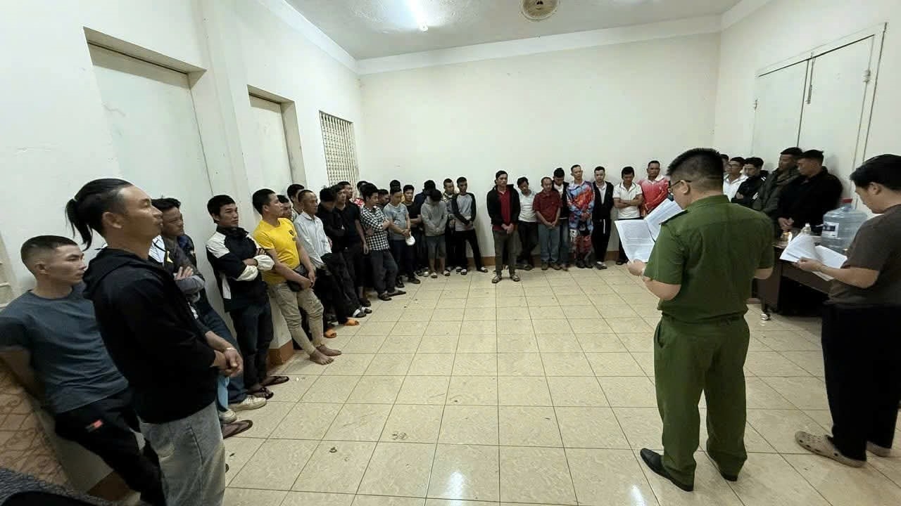 Công an làm việc với các đối tượng liên quan trong vụ việc. (Ảnh Công an cung cấp)