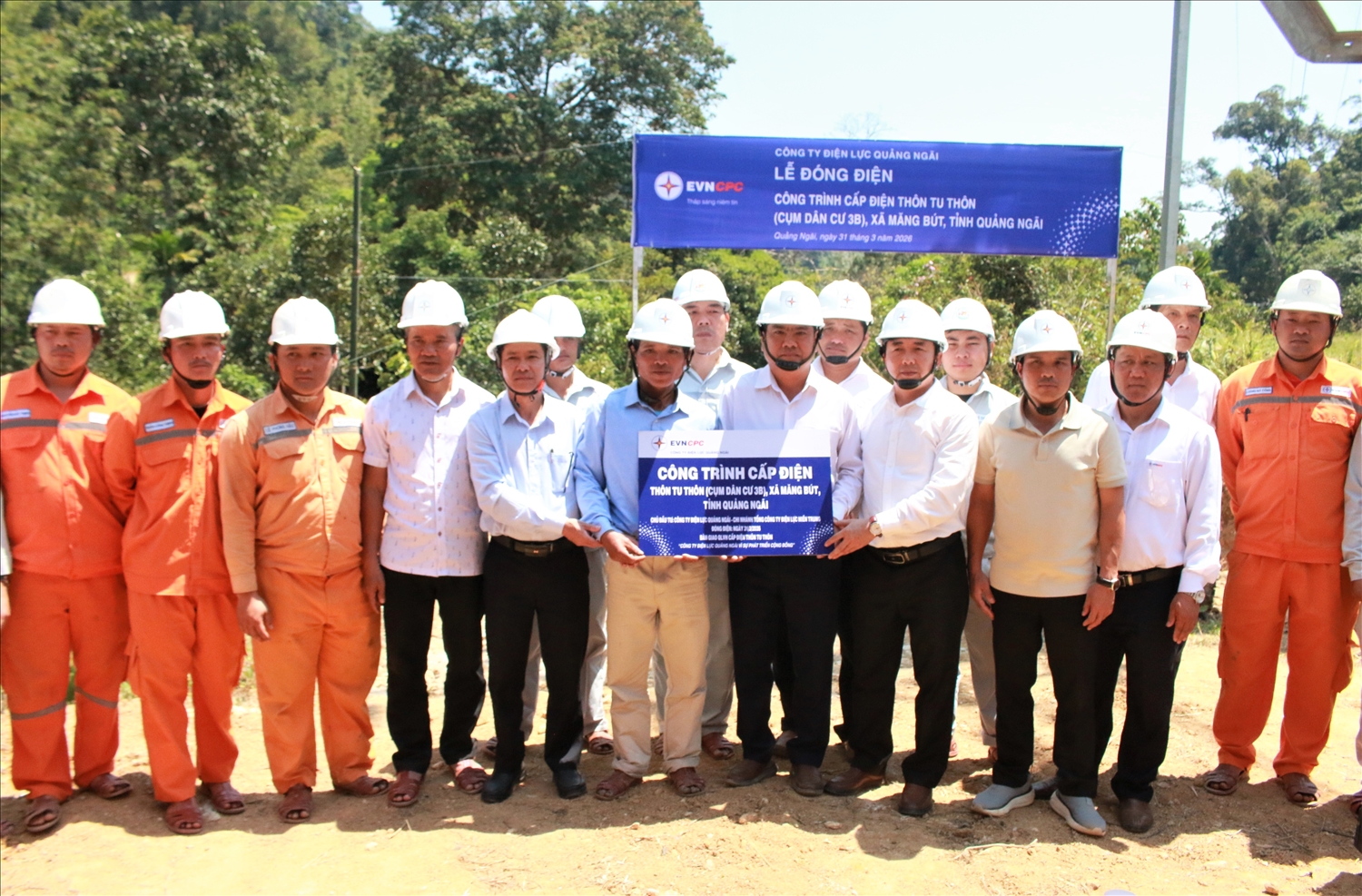 Công ty Điện lực Quảng Ngãi trao biển công trình cấp điện cho cụm dân cư 3B, thôn Tu Thôn. (Ảnh: Ngọc Chí)