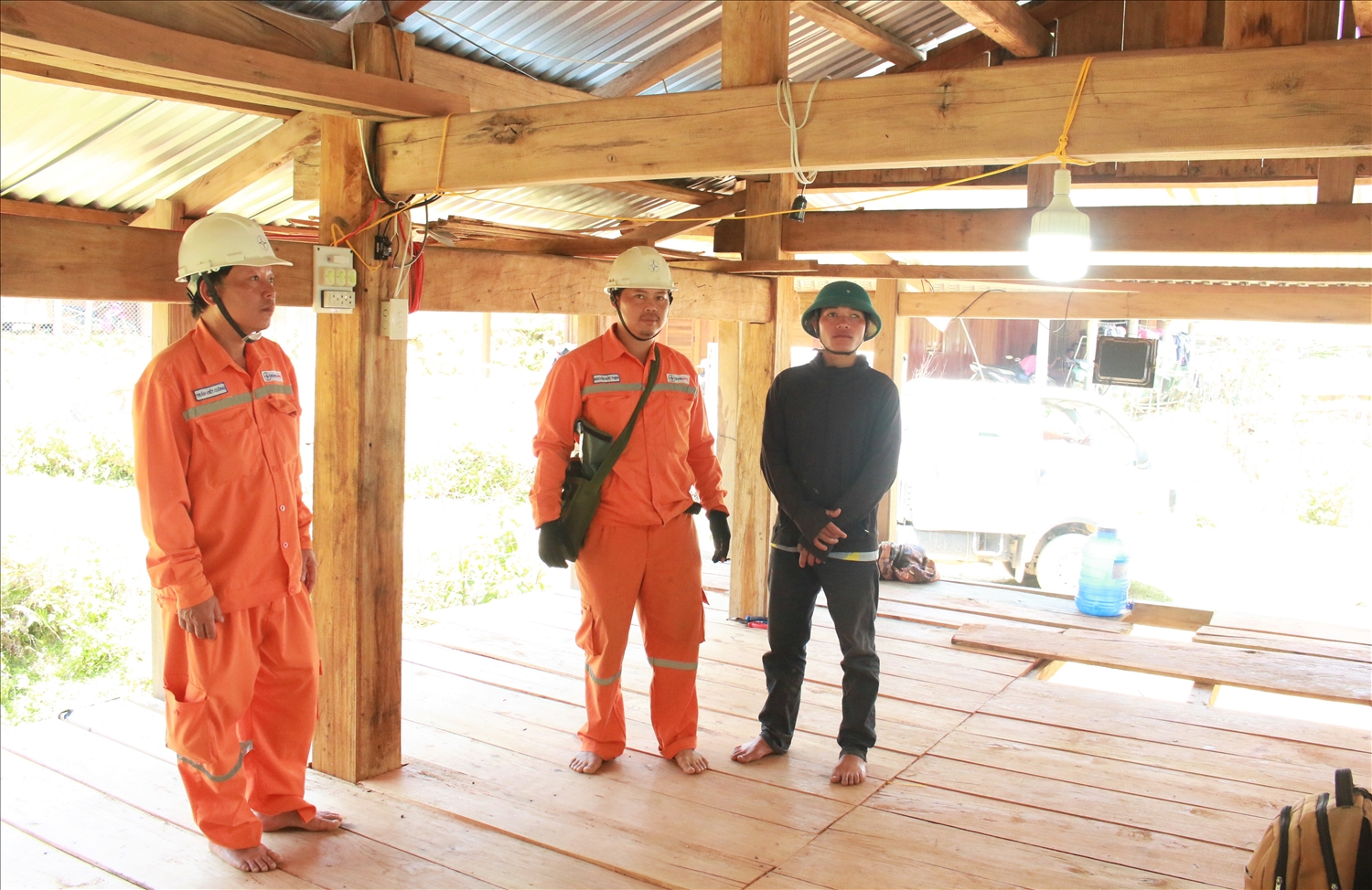 Điện lưới quốc gia đã thắp sáng từng ngôi nhà của đồng bào Xơ Đăng ở thôn Tu Thôn, xã Măng Bút. (Ảnh: Ngọc Chí)