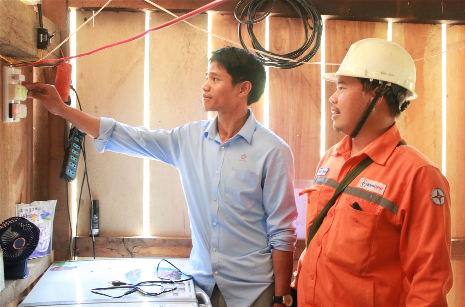 Công ty Điện lực Quảng Ngãi hỗ trợ lắp đặt công tơ điện và dây dẫn sau công tơ đến từng hộ dân. (Ảnh: Ngọc Chí)