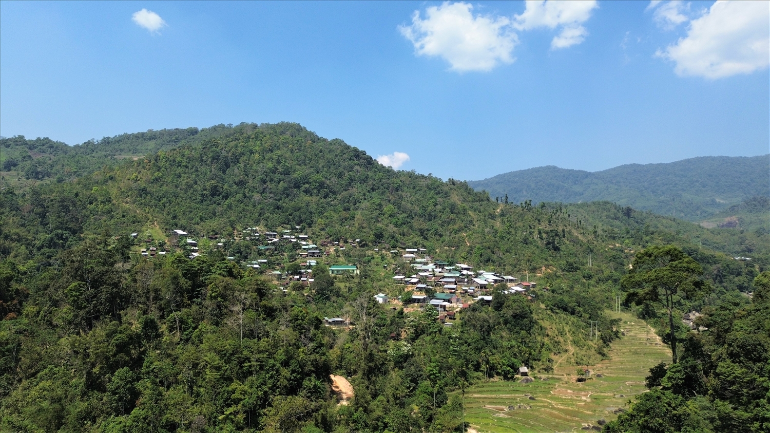 Thôn Tu Thôn, xã Măng Bút, tỉnh Quảng Ngãi nằm lọt thỏm giữa đại ngàn (Ảnh: Ngọc Chí)