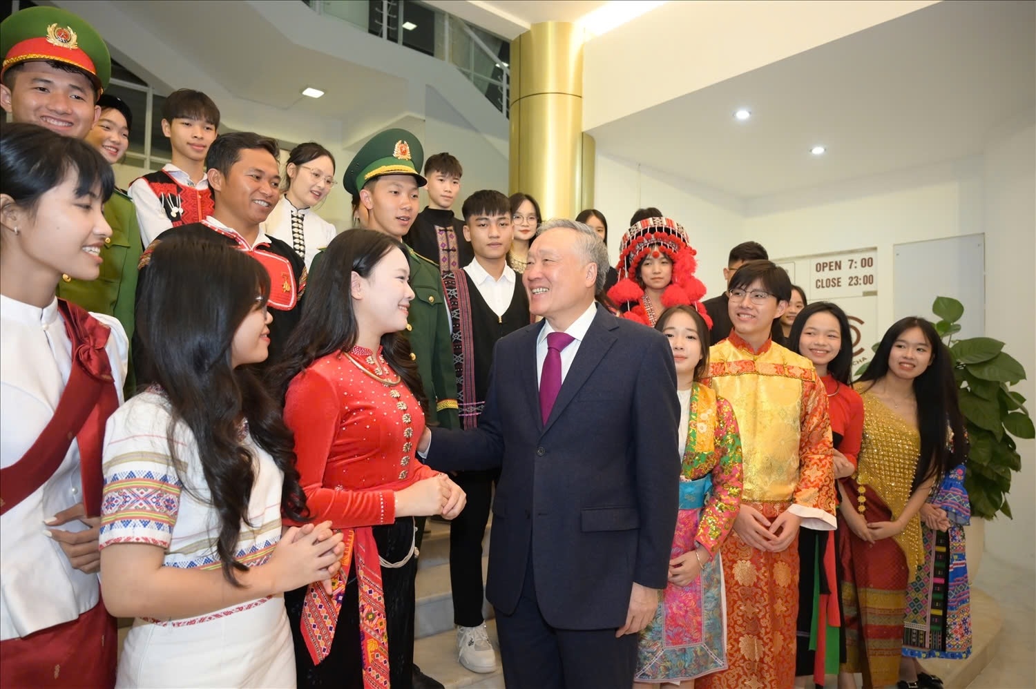 Phó Thủ tướng Thường trực Chính phủ Nguyễn Hòa Bình động viên em Mạc Lương Hà Anh (áo đỏ), sinh viên Học viện Ngoại giao, gương mặt dân tộc Thái tiêu biểu tại Lễ Tuyên dương học sinh, sinh viên, thanh niên DTTS xuất sắc năm 2024. Những nỗ lực từ bản làng đã đưa Hà Anh trở thành nhà ngoại giao trẻ bản lĩnh, mang theo kỳ vọng của đồng bào trên hành trình hội nhập.