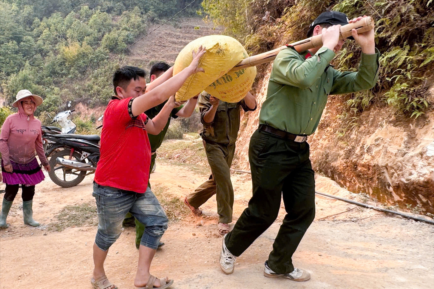 Vận chuyển sỏi để chuẩn bị vật liệu xây dựng đoạn đường Kết nối bình yên