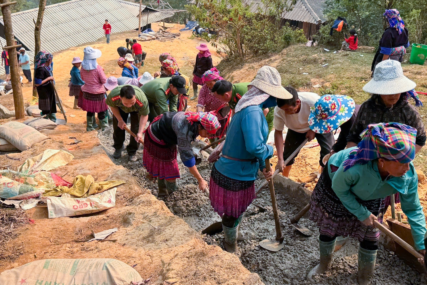 Cán bộ, chiến sỹ Công an xã Mù Cang Chải cùng bà con đổ bê tông đoạn đường kết nối bình yên