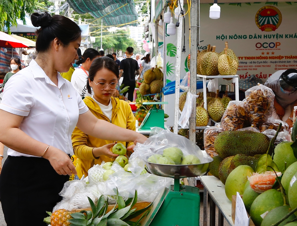 Khách hàng lựa chọn nông sản miền núi. (Ảnh: T.N)