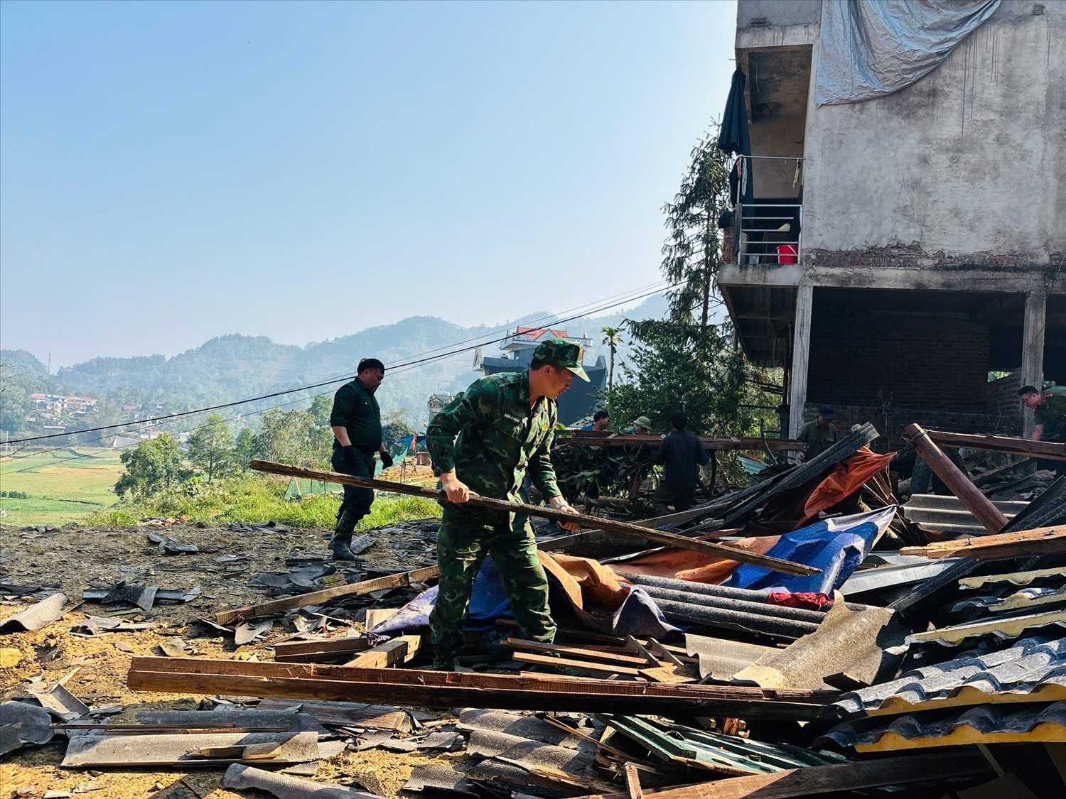 Quân đội giúp bà con khắc phục thiệt hại trên địa bàn xã Si ma cai (Ảnh Trọng Bảo)