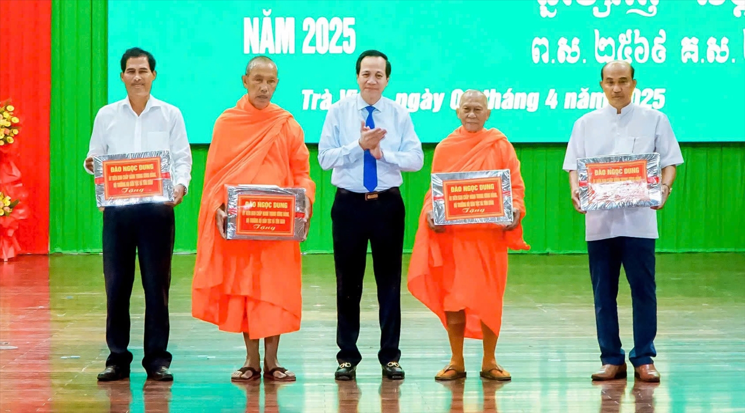 Bộ trưởng Bộ Dân tộc và Tôn giáo Đào Ngọc Dung trao quà cho những Người có uy tín nhân dịp Tết cổ truyền đồng bào Khmer năm 2025. (Hoà thượng Thạch Sok Xane đứng thứ 2 bên phải) 