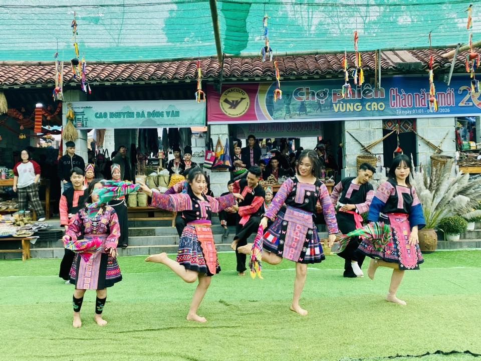 Điểm nhấn nổi bật là không gian “Sắc màu Lai Châu” với phiên chợ vùng cao sống động, nơi hội tụ ẩm thực, sản vật, trò chơi và nét sinh hoạt đặc trưng của các dân tộc Mông, Lự, Thái, Giáy