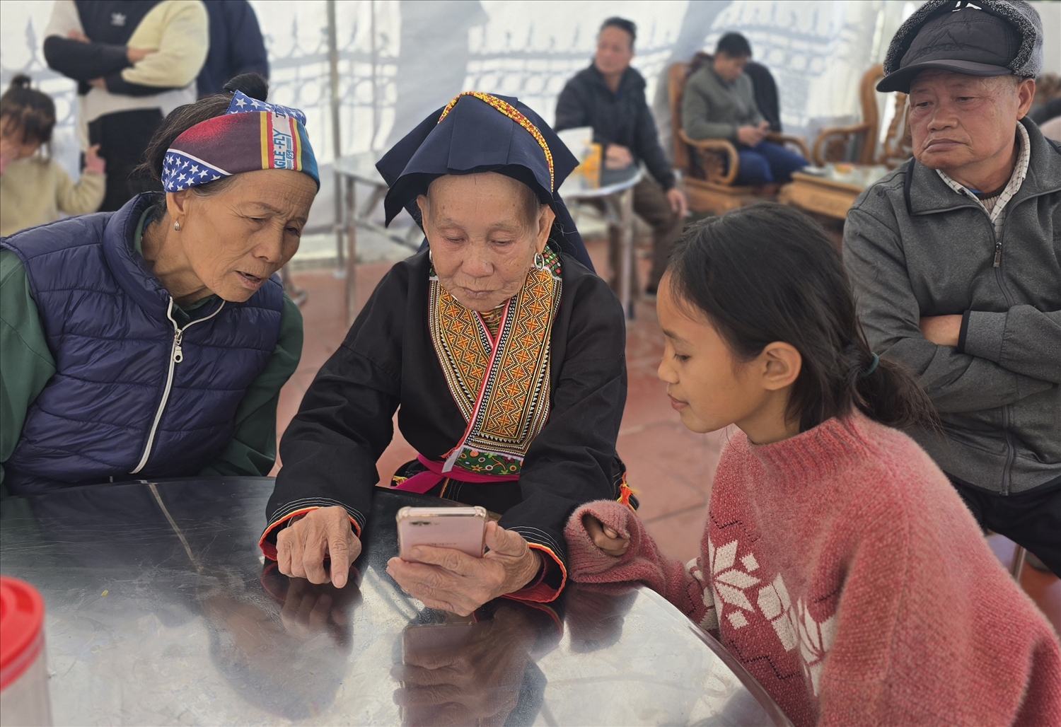 Điện thoại thông minh kết nối mạng xã hội mở rộng cánh cửa thông tin cho người dân vùng DTTS