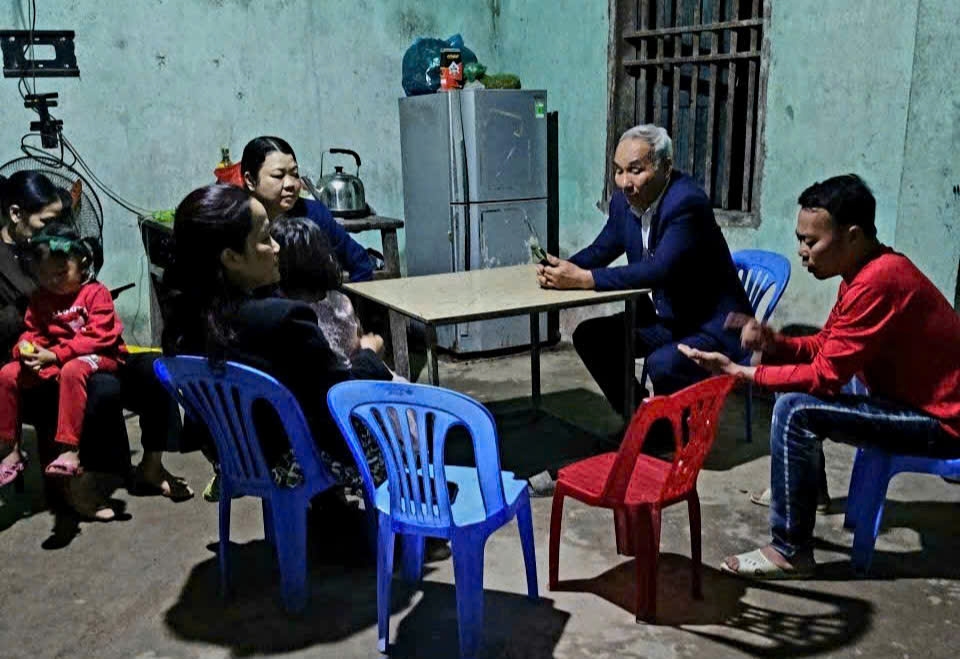 Người có uy tín thôn Nam Kim, xã Ba Chẽ Triệu Quý Trình (áo xanh than ngồi gần cửa sổ) đến từng hộ dân tuyên truyền, vận động, nâng cao nhận thức cho người dân