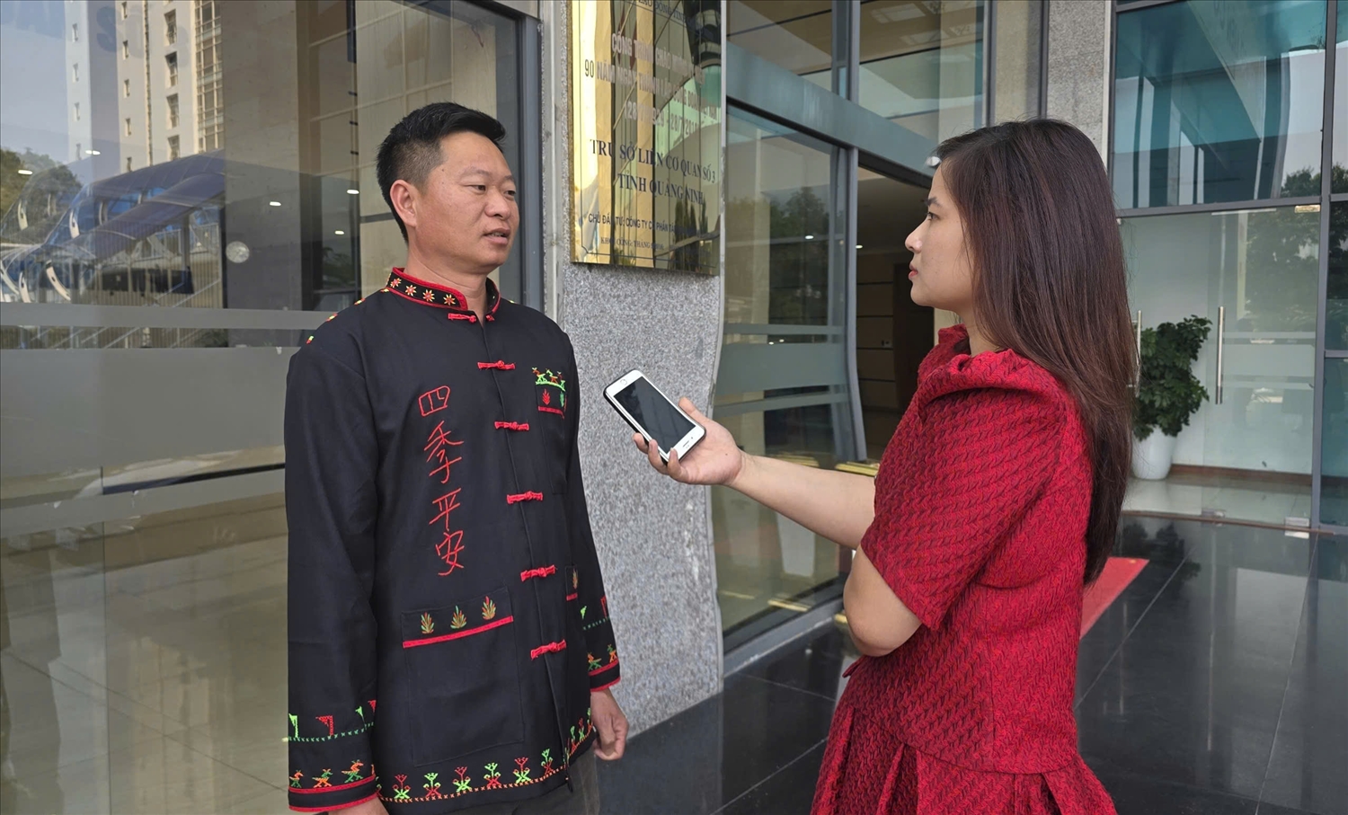 Người có uy tín thôn Phú Hòa, xã Điền Xá Chiếng Văn Sang trao đổi với phóng viên Báo VietNamNet