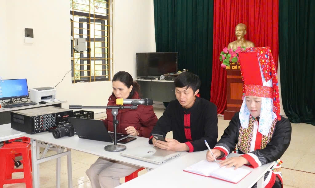 Thu âm để thực hiện chương trình phát thanh địa phương bằng tiếng Dao ở thôn Sông Moóc, xã Hoành Mô