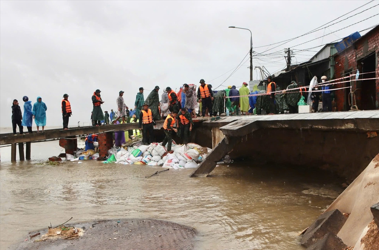 Mưa lũ liên tục hồi cuối tháng 10/2025 đã khiến kè An Lương bị sạt lở nghiêm trọng. (Ảnh XS)