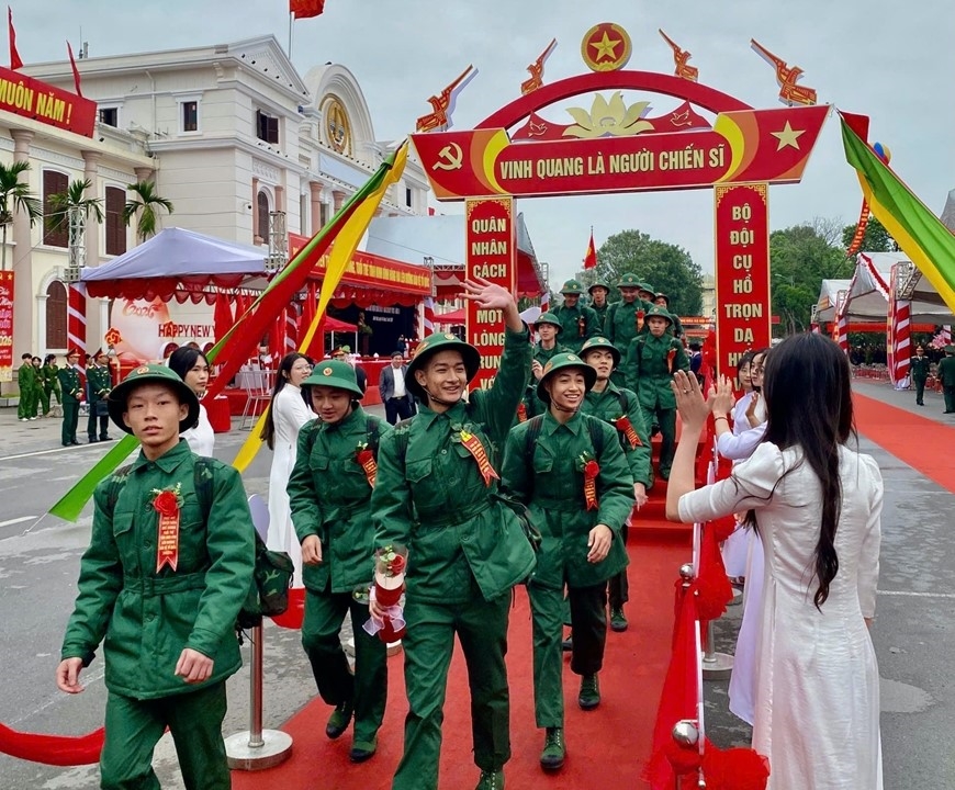 Các thanh niên phấn khởi lên đường nhập ngũ.(Ảnh CTV)