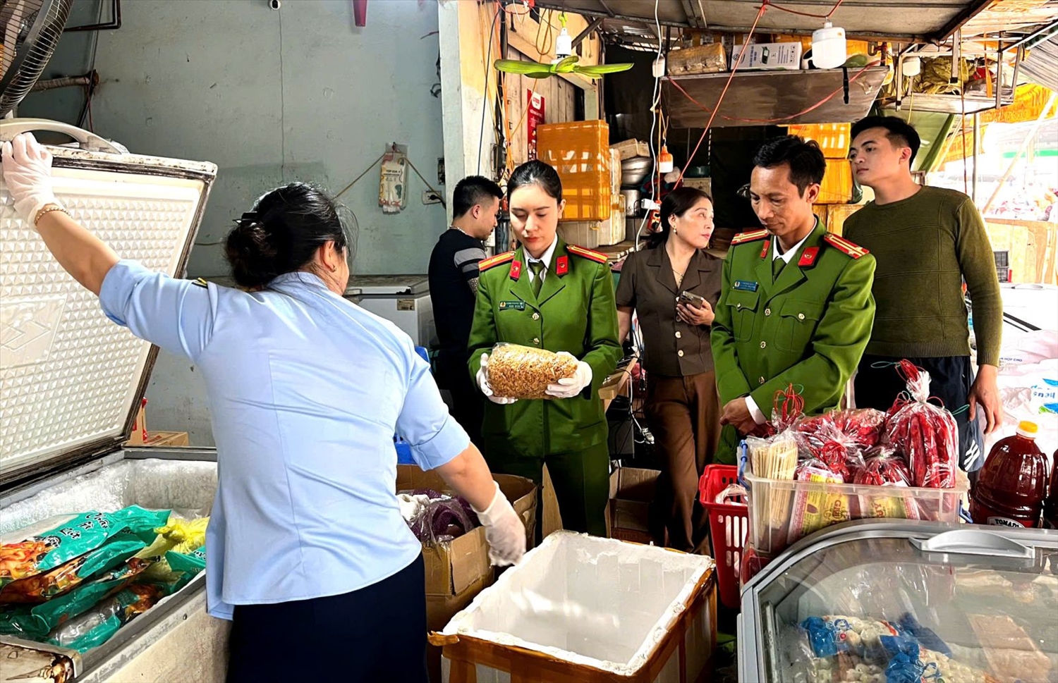 Thực phẩm không rõ nguồn gốc bị lực lượng Cảnh sát kinh tế, Công an tỉnh Thanh Hoá thu giữ