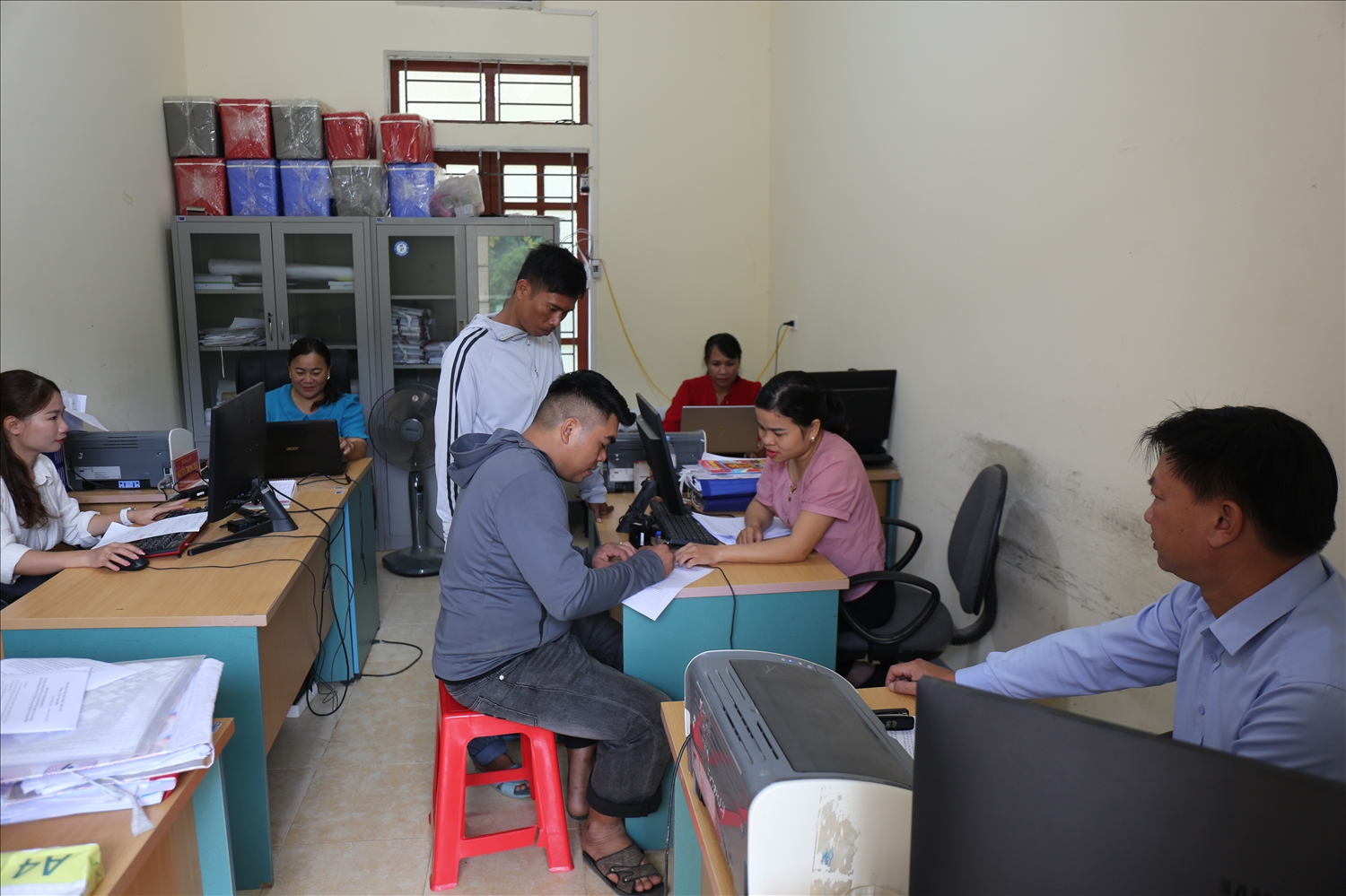 Người dân đến giải quyết các thủ tục hành chính tại xã Lượng Minh - Ảnh: T.H