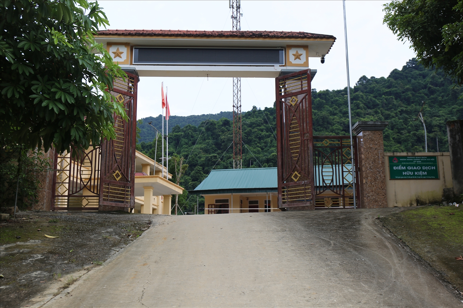 Xã Hữu Kiệm và xã Hữu Lập sáp nhập thành xã Hữu Kiệm. Việc bố trí nơi làm việc cho cán bộ, công chức xã mới được thực hiện theo hướng: Trụ sở xã Hữu Lập cũ dùng làm nơi hoạt động của UBND xã , còn Trụ sở xã Hữu Kiệm dừng làm nơi hoạt động cho cơ quan Đảng ủy - Ảnh: T.H