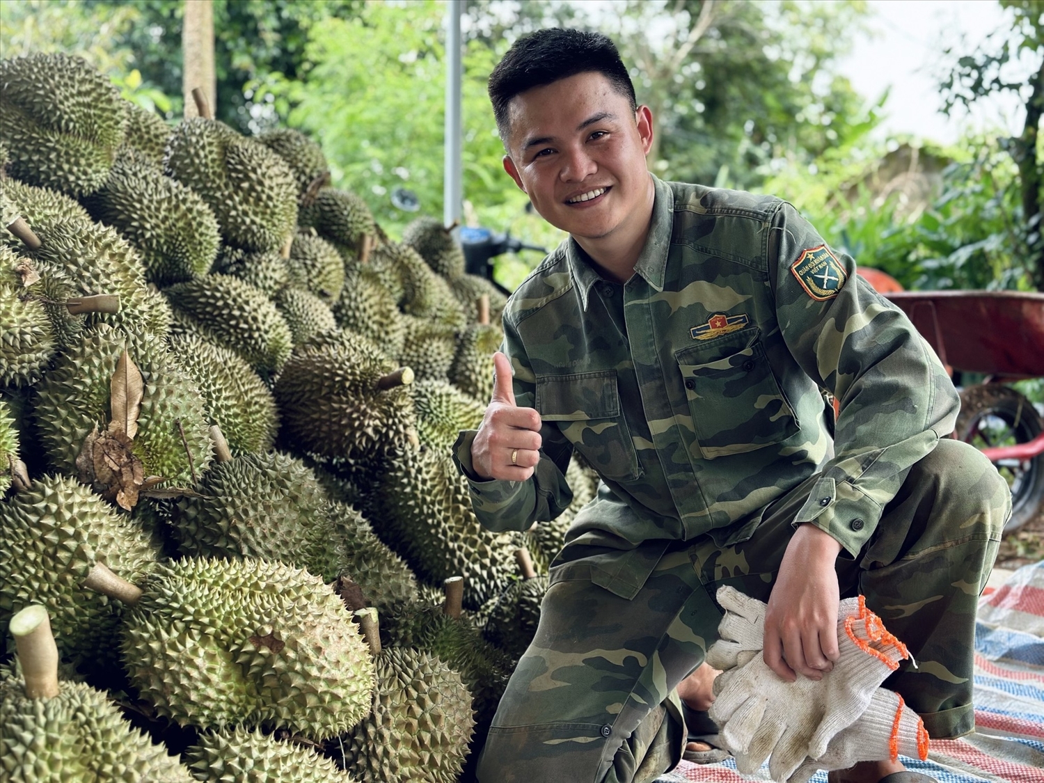 Nguyễn Công Lịch và nụ cười viên mãn với vụ mùa sầu riêng bội thu.