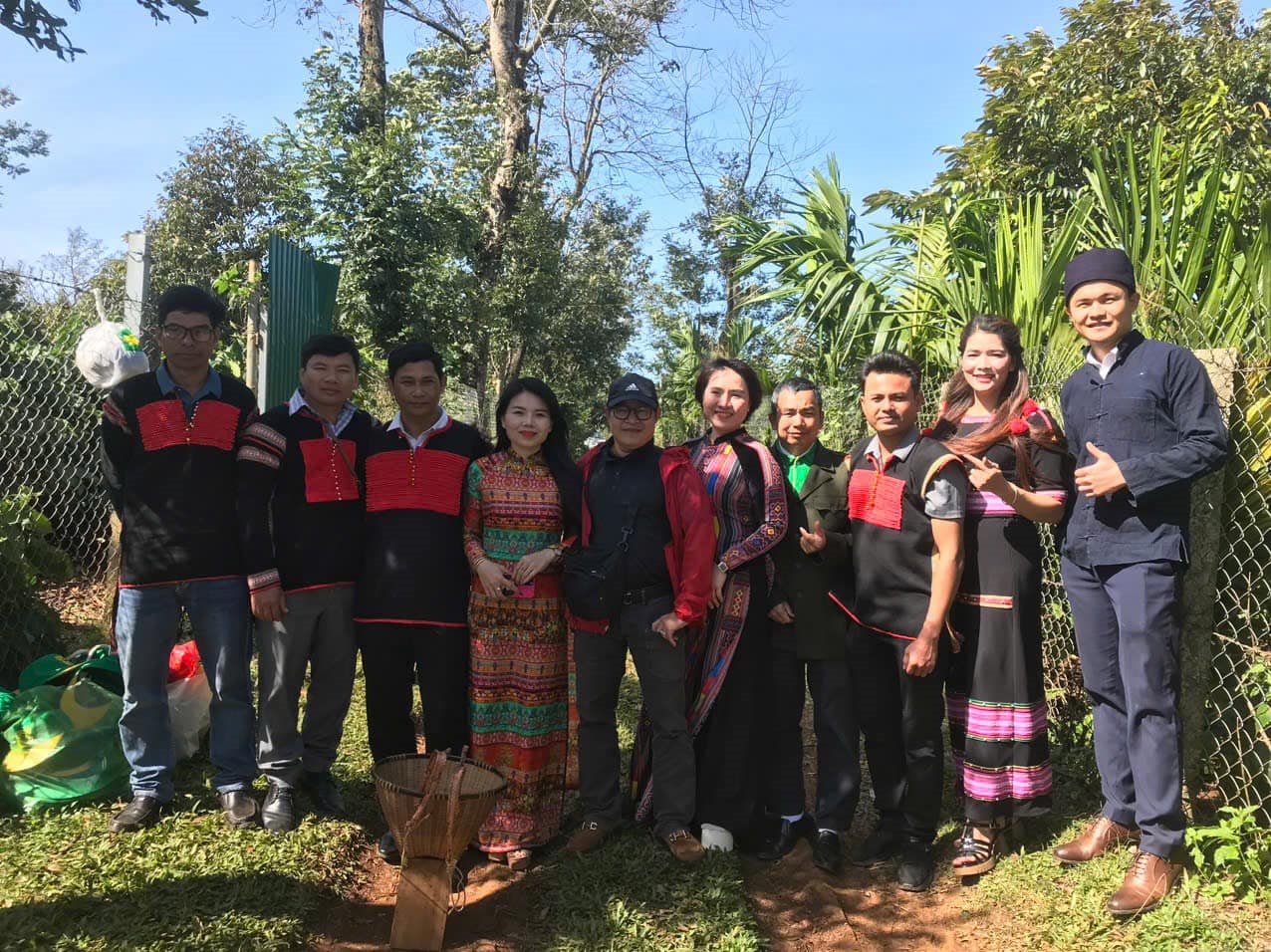 Anh Công Lịch (ngoài cùng bên phải) đại diện cho thế hệ trí thức trẻ người dân tộc thiểu số hiện đại, hội tụ giữa kiến thức lòng yêu quê hương, bản lĩnh văn hóa.