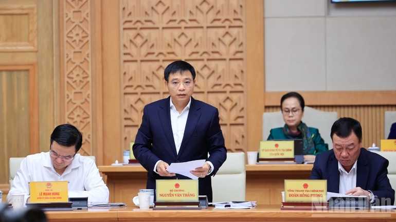 Bộ trưởng Tài chính Nguyễn Văn Thắng báo cáo tại phiên họp. (Ảnh: TRẦN HẢI)