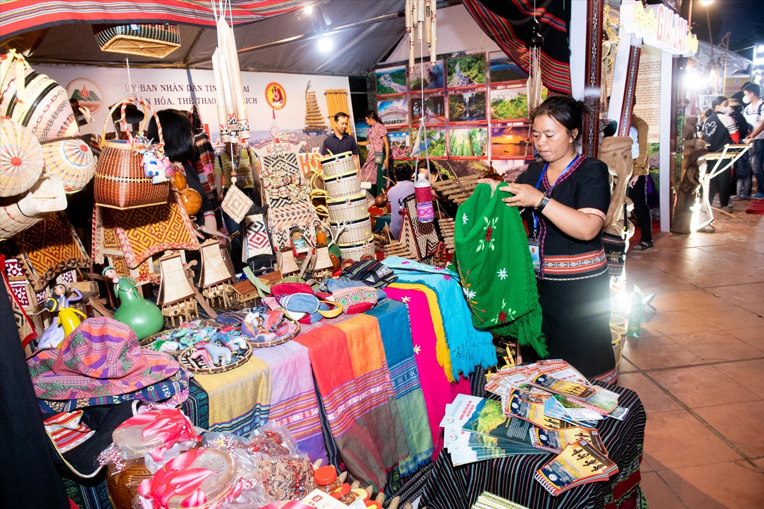 Sản phẩm dệt thổ cẩm thủ công được quảng bá rộng rãi thông qua lễ hội truyền thống (ảnh st)