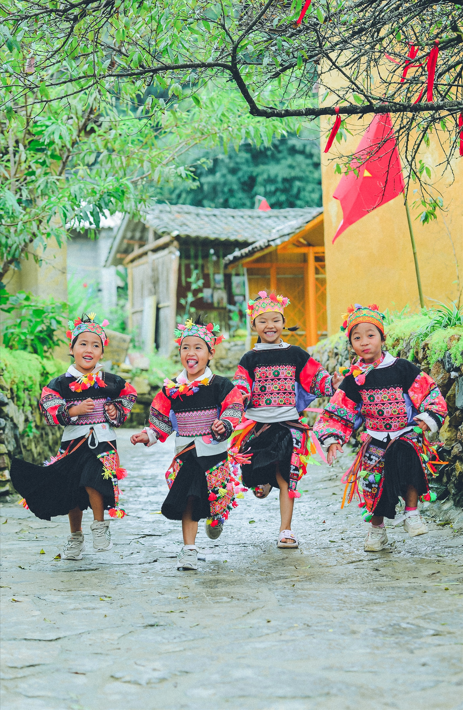 Những em bé Lô Lô tại Lô Lô Chải