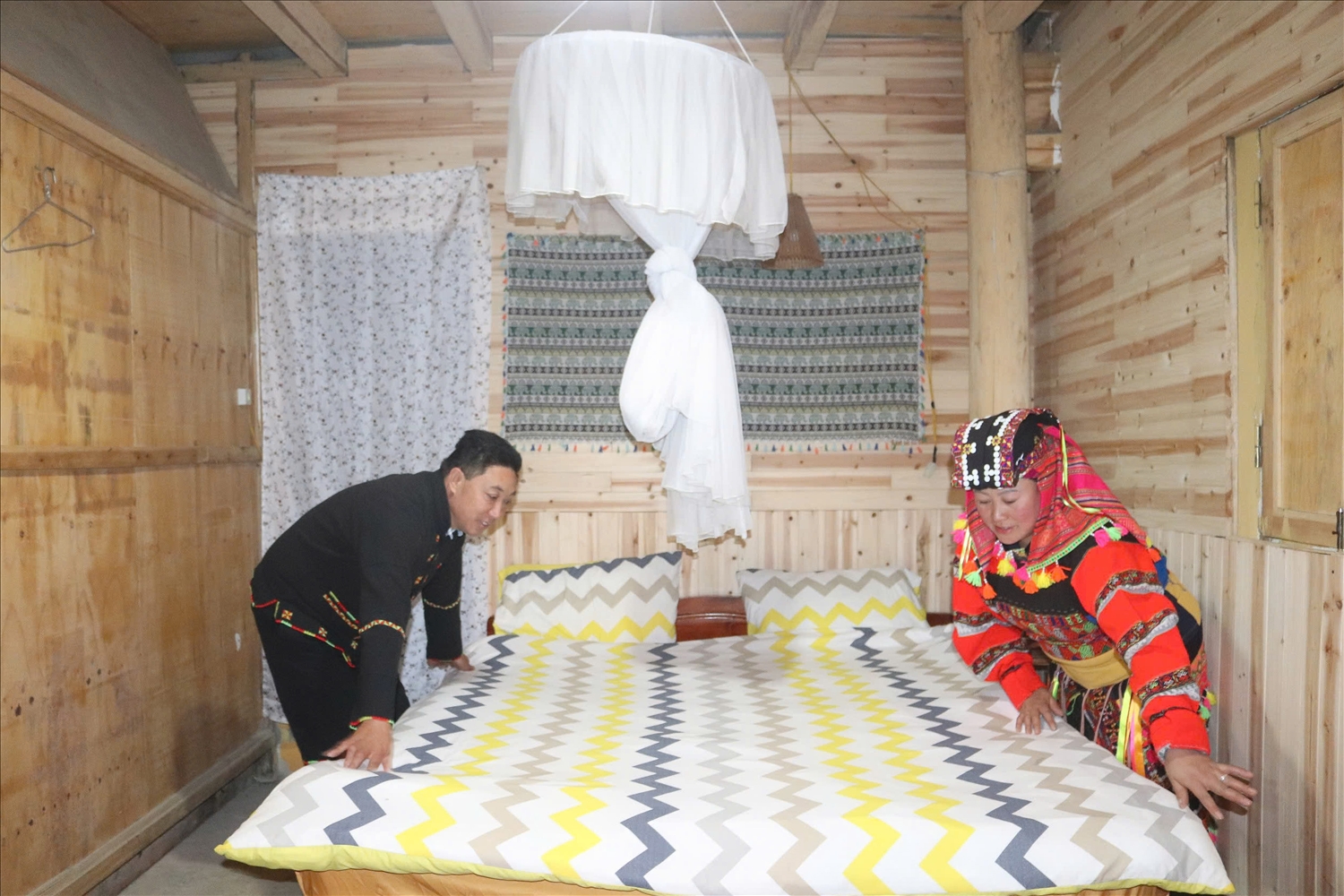 Hiện nay thôn Lô Lô Chải có 56 hộ cung cấp các dịch vụ lưu trú, ăn uống và trải nghiệm văn hóa