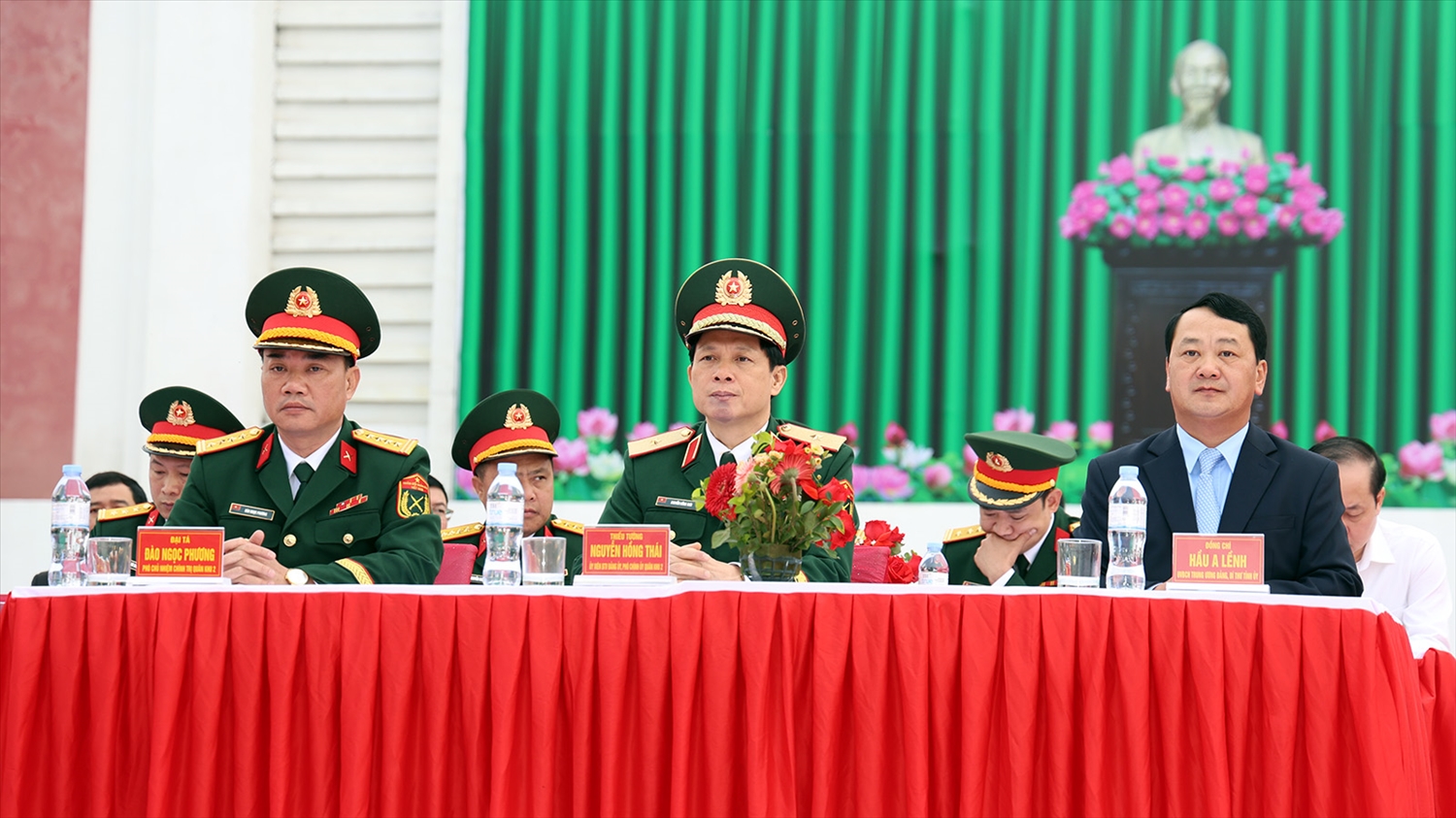 Bí thư Tỉnh ủy Hầu A Lềnh, Thiếu tướng Nguyễn Hồng Thái và các đại biểu dự Lễ giao nhận quân