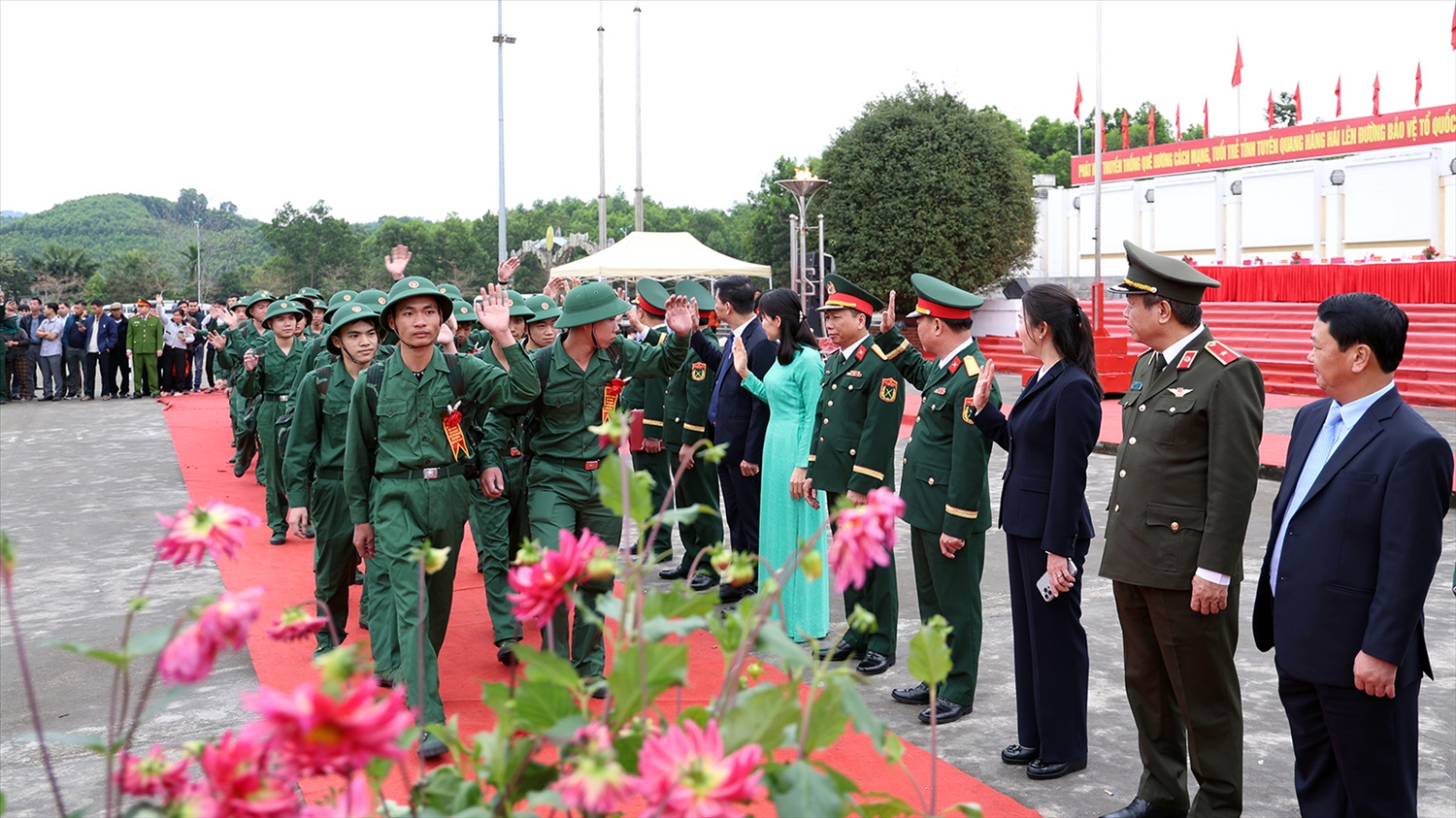 Các tân binh tỉnh Tuyên Quang lên đường nhập ngũ
