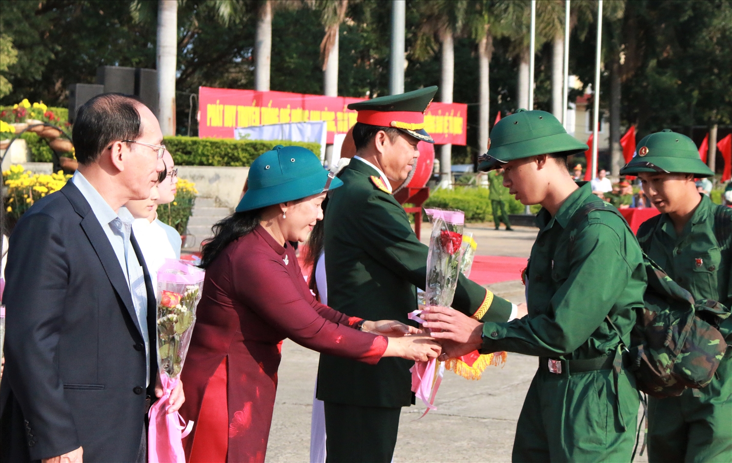 Lãnh đạo tỉnh Quảng Ngãi tặng hoa, động viên các công dân lên đường nhập ngũ. (Ảnh: Ngọc Chí)