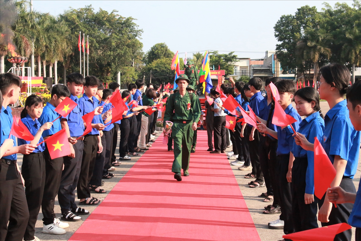 Các công dân hăng hái lên đường nhập ngũ. (Ảnh: Ngọc Chí)