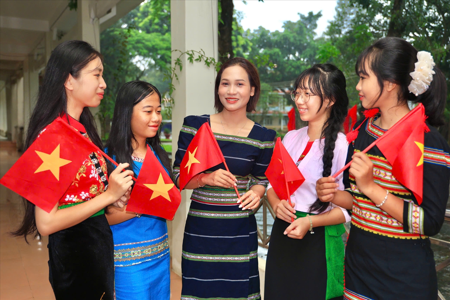 Cô giáo Nàng Xô Vi (đứng giữa) xác định sẽ kiên trì theo đuổi mục tiêu nâng cao chất lượng giáo dục ở vùng đồng bào DTTS