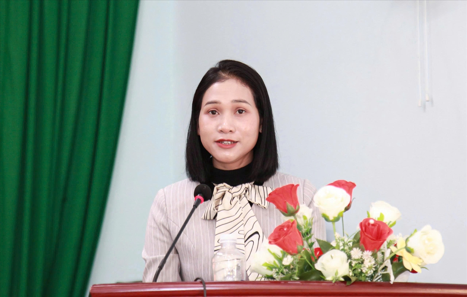 Cô giáo Nàng Xô Vi trình bày chương trình hành động tại Hội nghị tiếp xúc giữa cử tri xã Măng Ri với người ứng cử đại biểu Quốc hội khóa XVI và đại biểu HĐND tỉnh khóa XIV, nhiệm kỳ 2026 - 2031