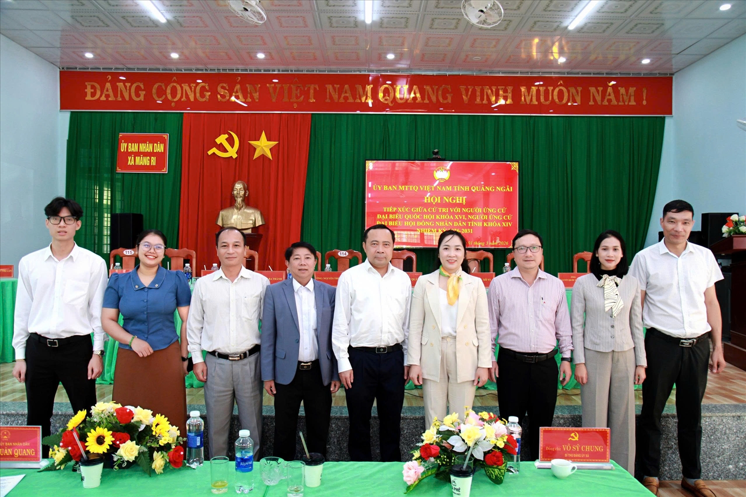 Cô giáo Nàng Xô Vi (thứ 2 từ phải sang) chụp ảnh lưu niệm với những người ứng cử đại biểu Quốc hội khóa XVI và đại biểu HĐND tỉnh khóa XIV, nhiệm kỳ 2026 - 2031