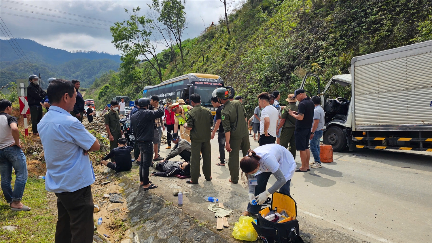 Sau khi đưa được tài xế ra khỏi ca bin xe tải, lực lượng chức tiến hành sơ cứu và đưa đi cấp cứu tại Trung tâm Y tế Đăk Glei